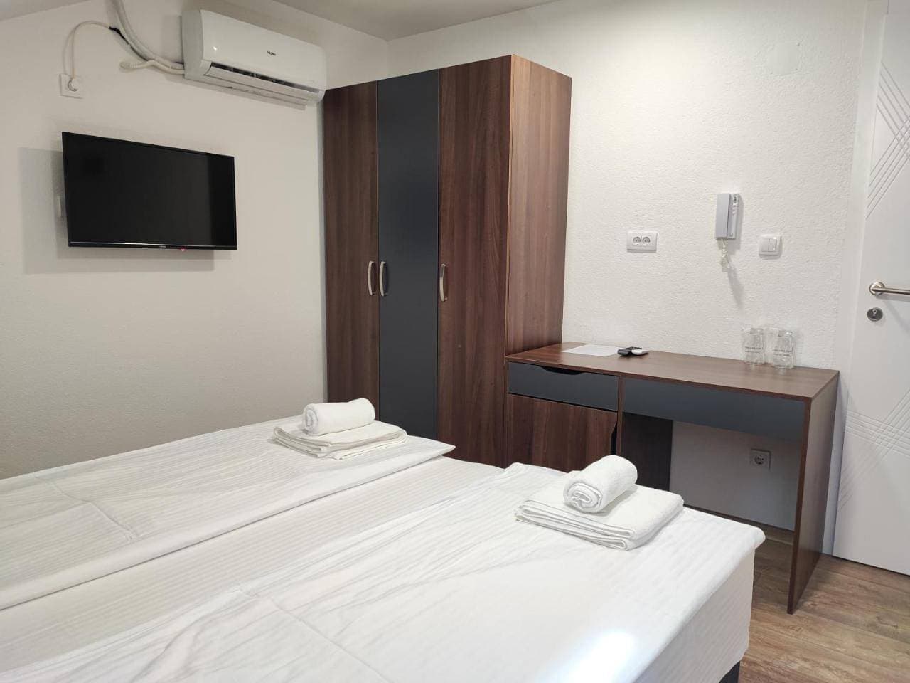 Foto 7 von 11: Triple Room with Bathroom