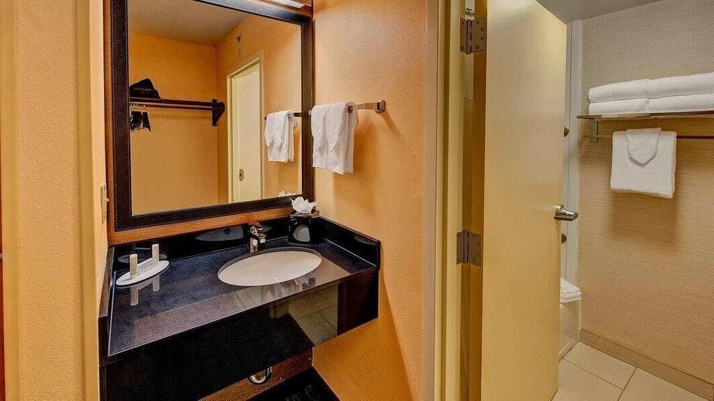 Minutes to Universal Studios & City Walk! Pool, Free Parking & Breakfast! 1