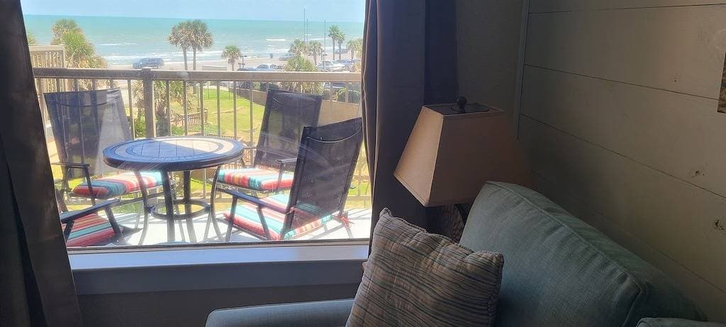 Foto 13 von 49: Wow Kingsize-Bett, Waschmaschine und Trockner, Haustiere willkommen, Dachgeschoss, herrlicher Meerblick!
