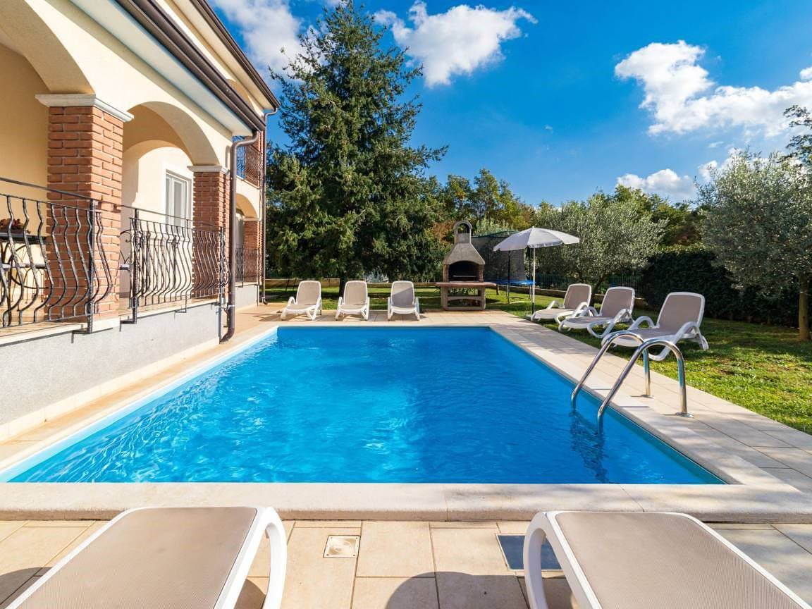 Apartment Lara with pool 1