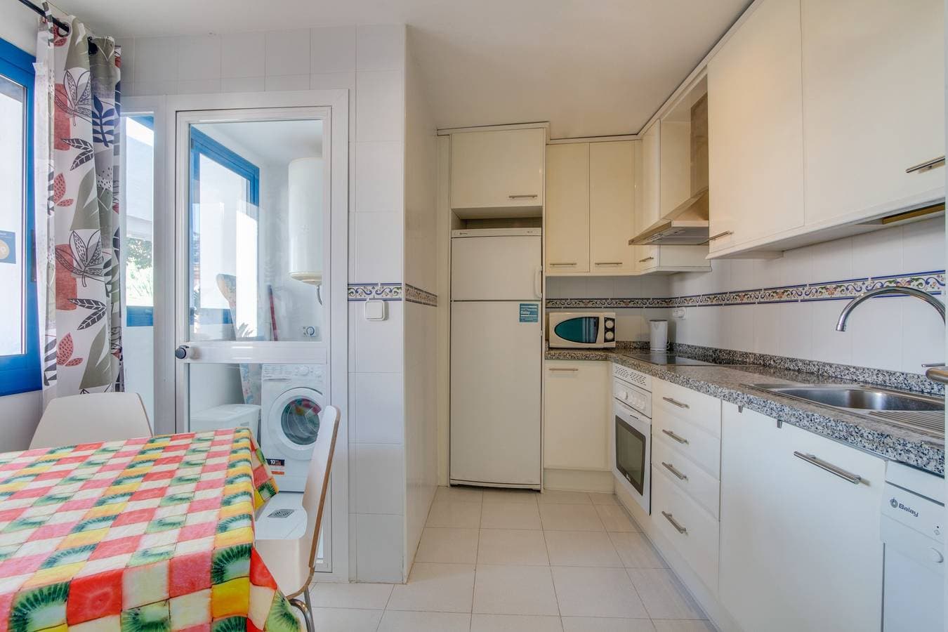 Foto 9 von 28: Ferienwohnung 'Duquesa Suites Golf und Gärten' mit Pool zur gemeinsamen Nutzung und Klimaanlage