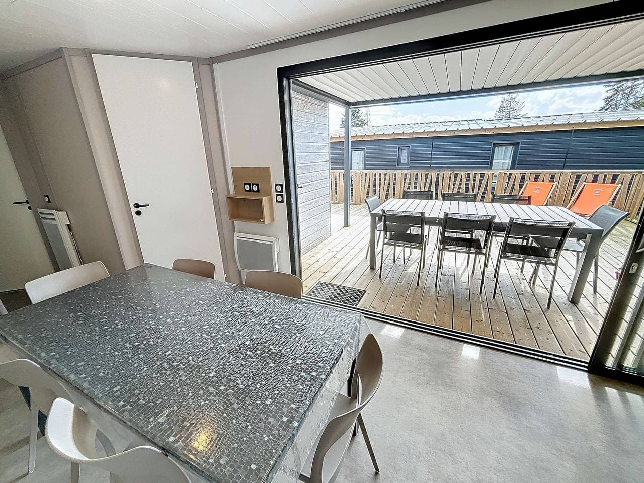 Foto 4 von 36: Luxus-Chalet in Jullouville: 6 Schlafplätze, beheizter Pool, WLAN, Strandnähe