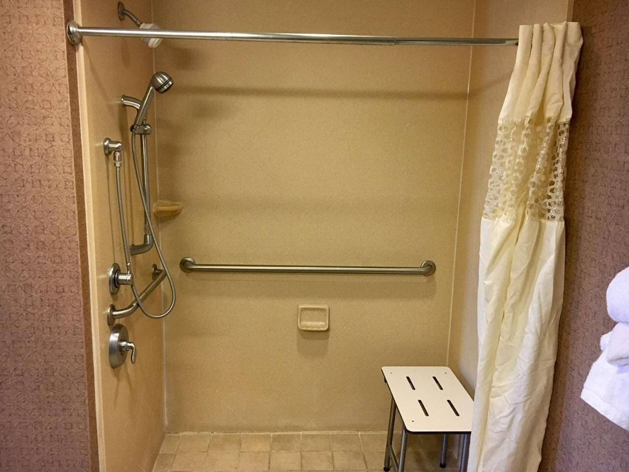 Foto 10 von 10: King Studio with Roll-In Shower - Mobility and Hearing Access/Non-Smoking