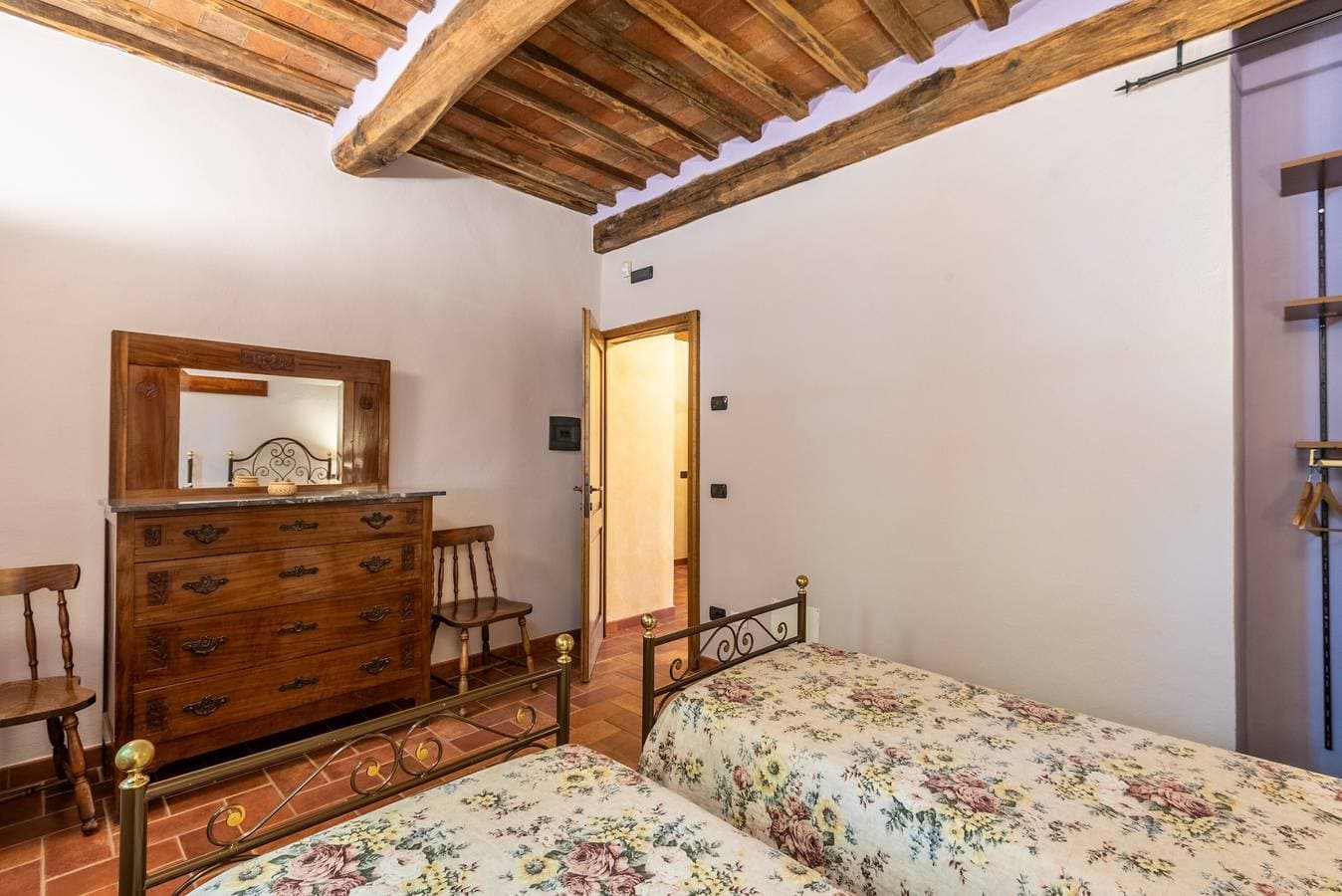 Foto 11 von 24: Zimmer 'Podere Marroneto - Camera 1' mit Bergblick, Gemeinschaftspool und Wi-Fi