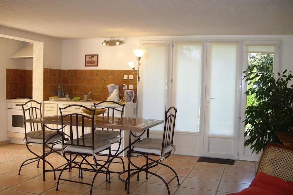 Komfortable wohnung typ f2 im herzen des weingartens mit schwimmbad 1