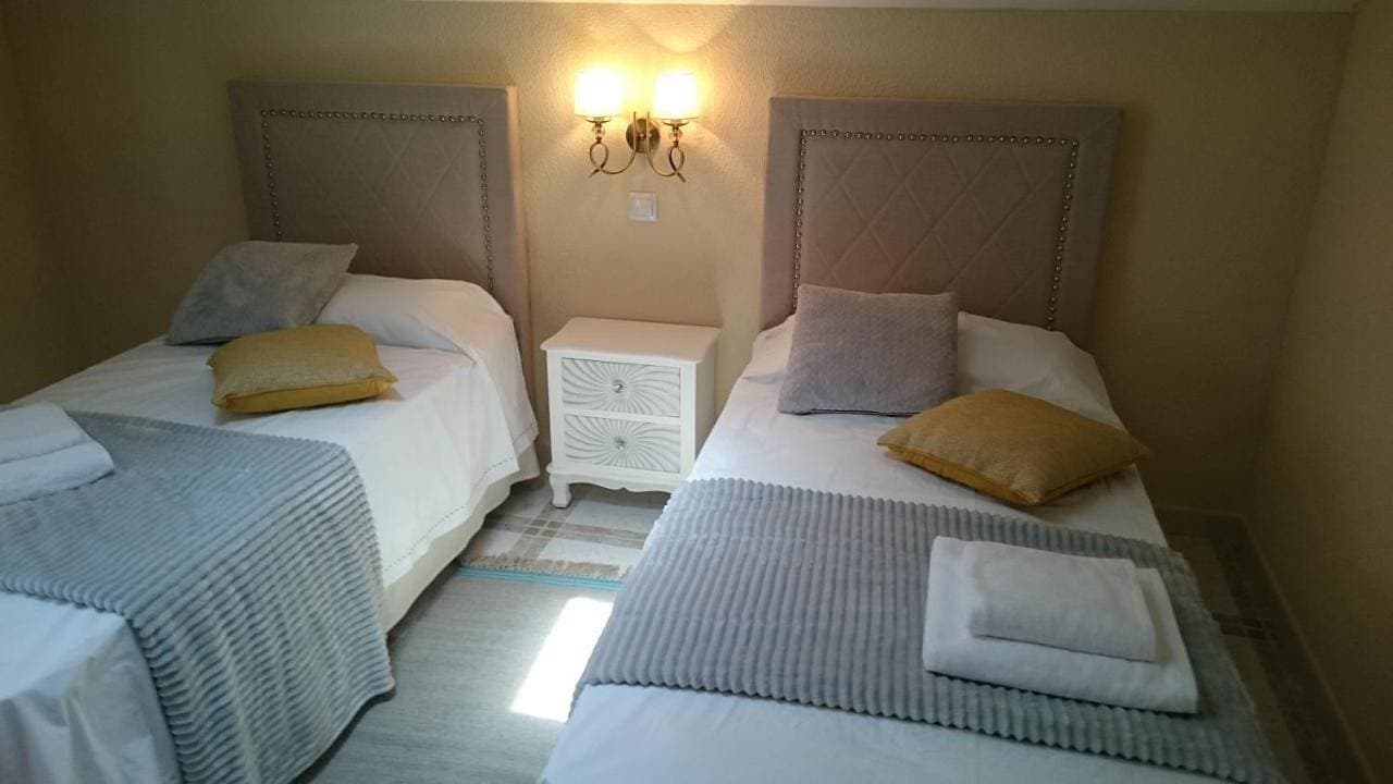 Foto 7 von 9: Twin Room with Shared Bathroom