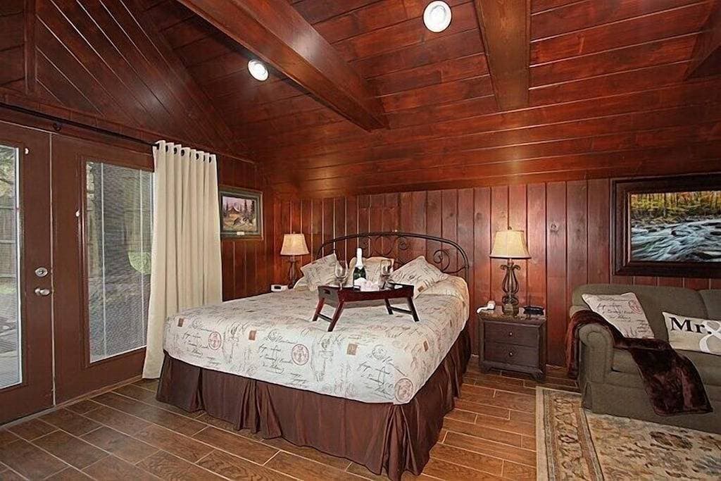 Foto 7 von 16: Über $ 700 in Gratis-Tickets, Herz-Whirlpool, Whirlpool, Kingsize-Bett, Internet, 5 Minuten zum Aquarium