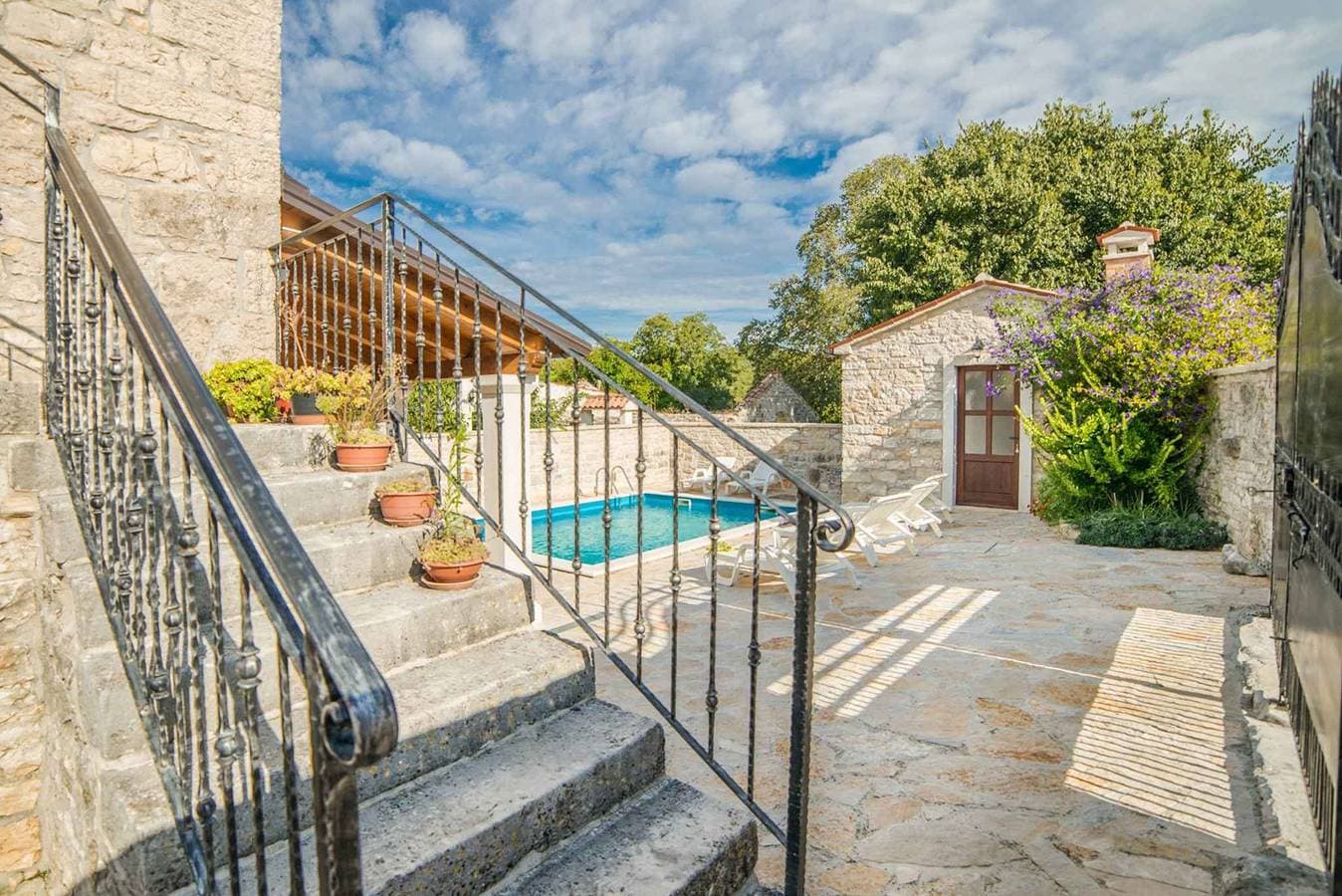 Foto 8 von 25: Ferienhaus mit Swimmingpool und Grill