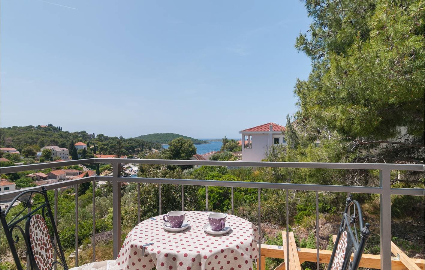 Foto 4 von 39: Gemütliche Ferienwohnung mit 2 Schlafzimmern, Pool und Terrasse, 400 m vom Zentrum von Maslinica entfernt