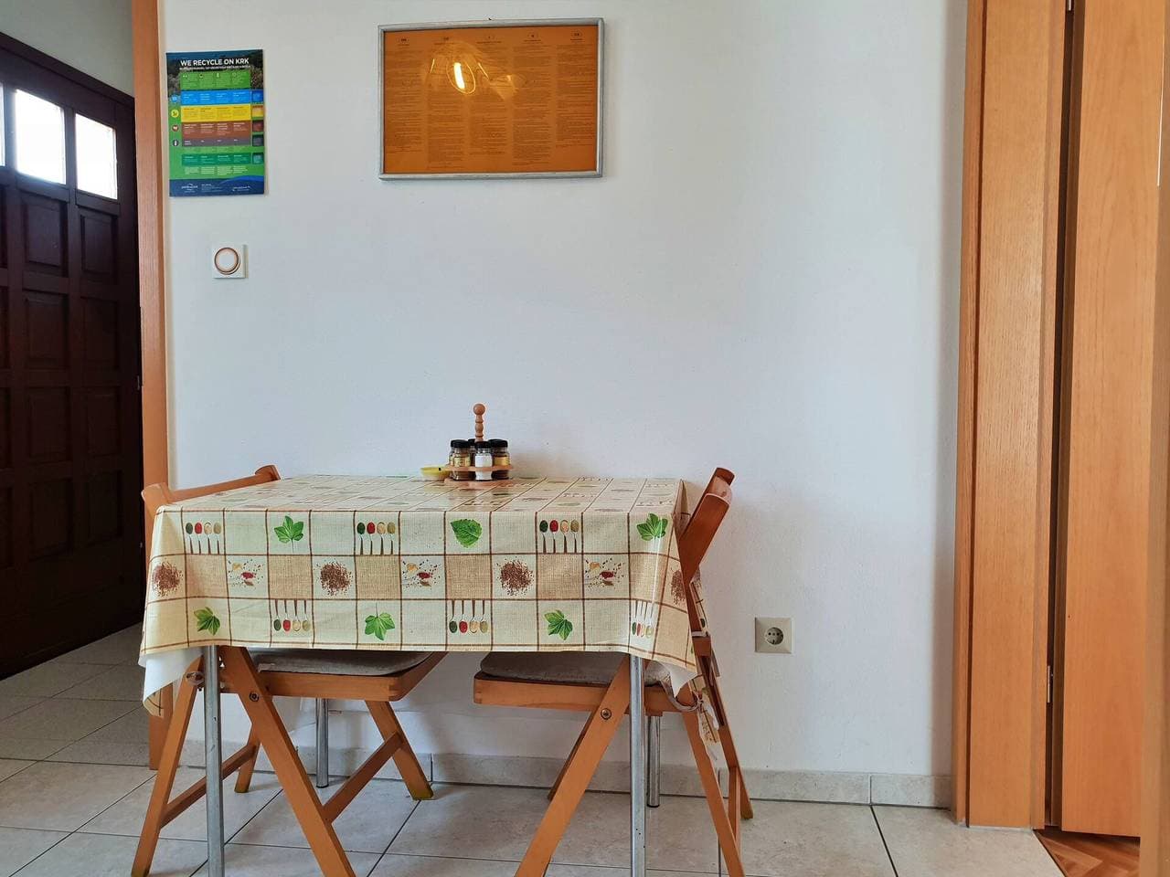 Foto 7 von 26: Apartment Bijelic - mit Balkon, 480 m vom Meer entfernt, Grill, privater Parkplatz, keine Klimaanlage
