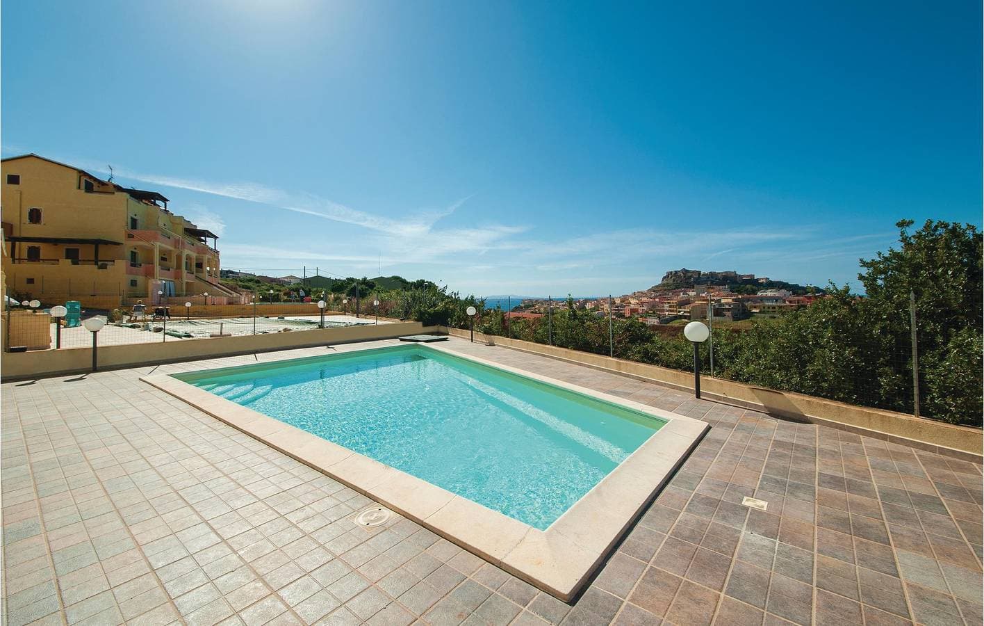 Foto 5 von 20: Gemütliche Unterkunft am Strand: Parkplatz, AC, Pool, Terrasse