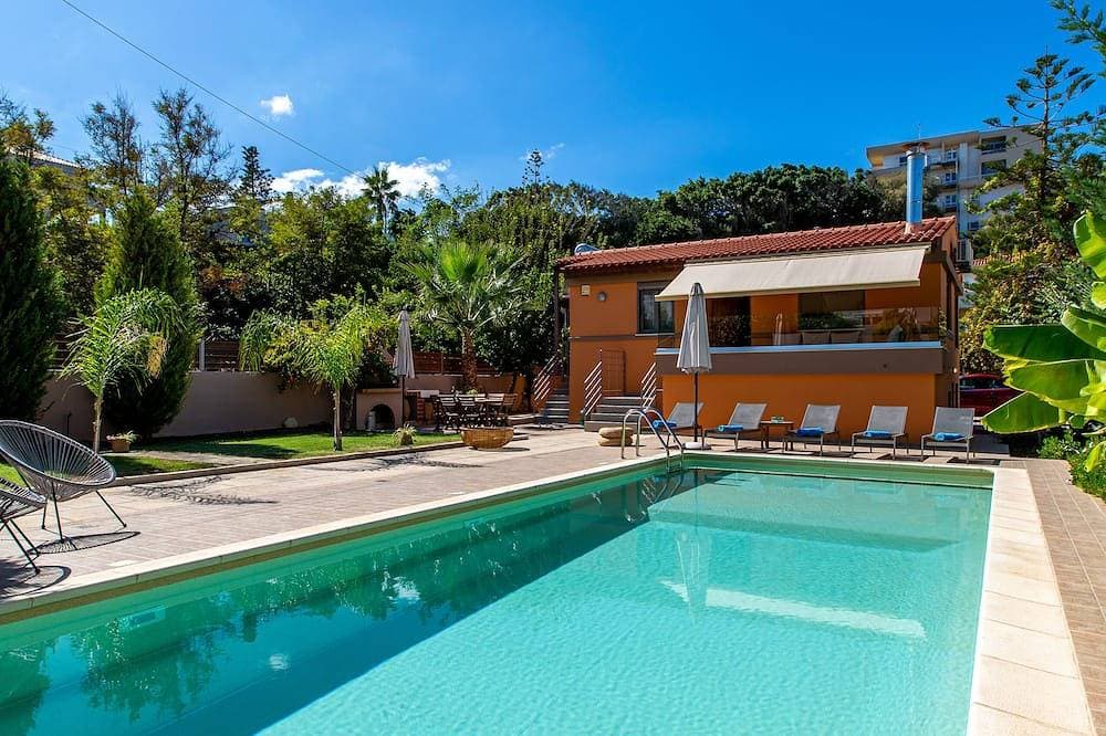Rea's Sea House with private pool 1