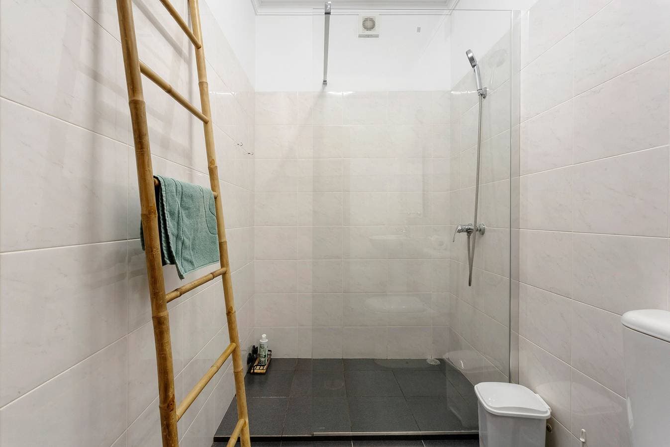 Foto 13 von 25: Ferienhaus 'Blissful Haven - Soulful Stays' mit Meerblick, privater Terrasse und WLAN