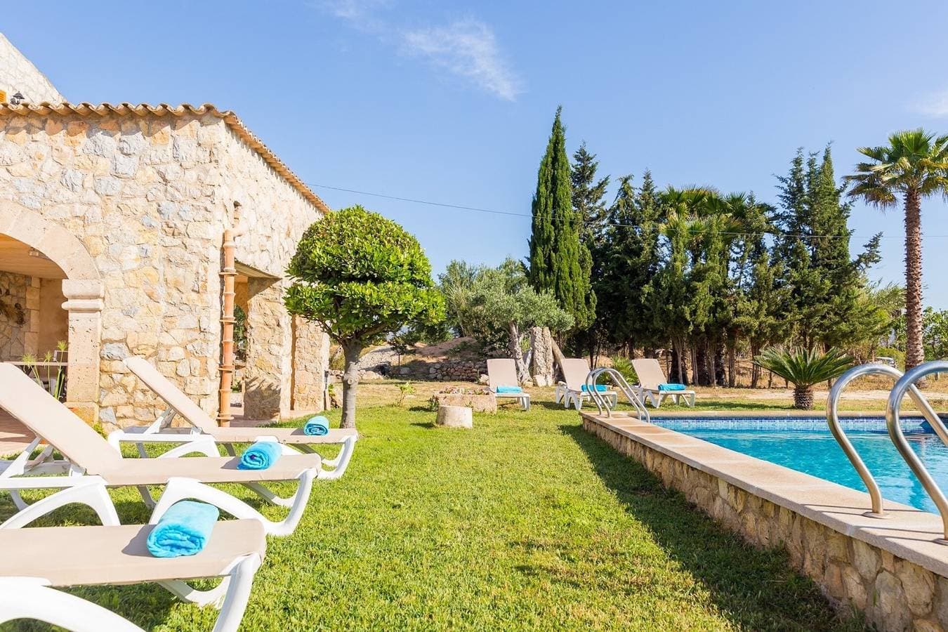 Foto 3 von 25: Haustierfreundliche Villa Cala Veritat mit Bergblick, Pool, A/C, WLAN, Garten, Terrasse und Balkon