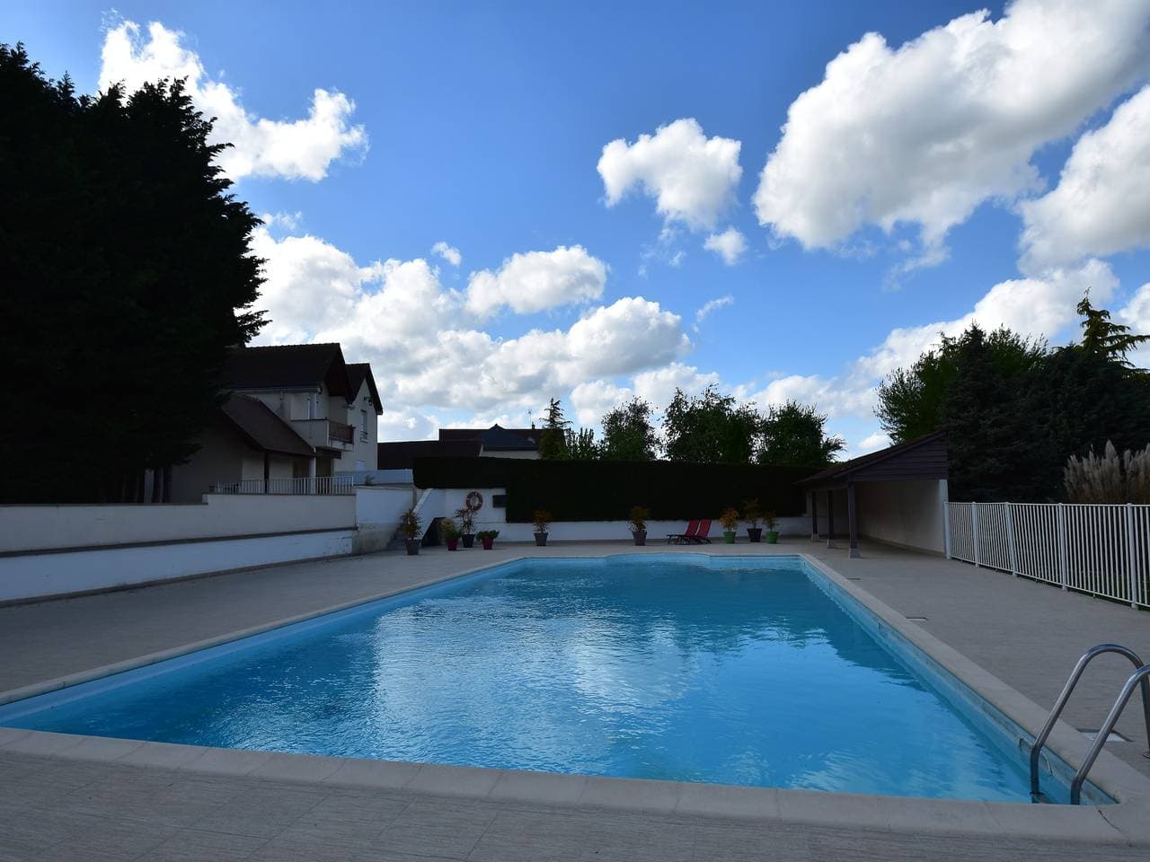 Charmantes Ferienhaus mit Pool und Teich 1