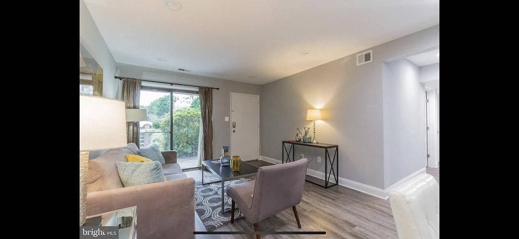 Foto 4 von 21: Schönes renoviertes 2-Zimmer/1-Bad Condo nahe Dc mit Pool