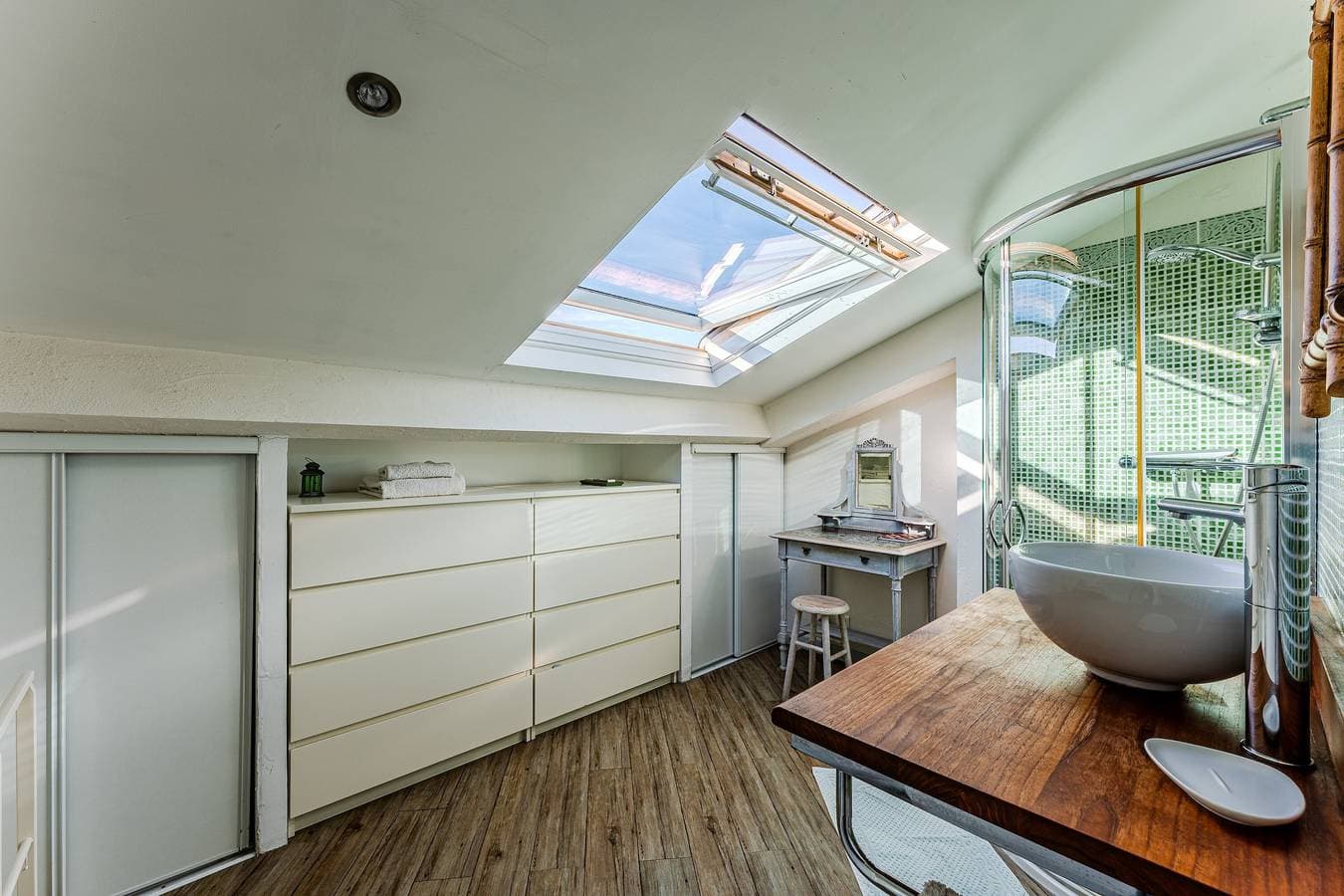 Foto 9 von 20: Gästezimmer 'La Chambre Dorée Du Bassin' mit privatem Garten und WLAN