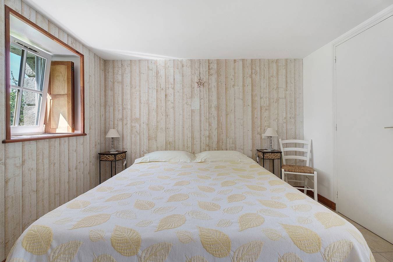 Foto 12 von 23: Gästezimmer „La Souricière - Le Puits“ mit gemeinsamer Terrasse, Garten und WLAN
