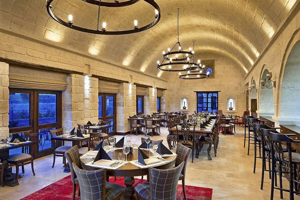 Foto 13 von 16: Historic Cave Room Retreat with Pool, Sauna & Elegant International Cuisines!