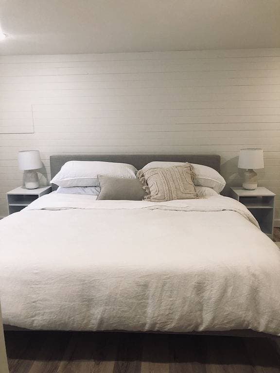 Foto 4 von 9: Bright Lakeside Retreat: King Bed & Willow Views