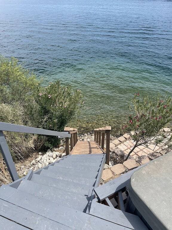 Foto 5 von 21: Private Spa On Water, King Bed, private steps to water