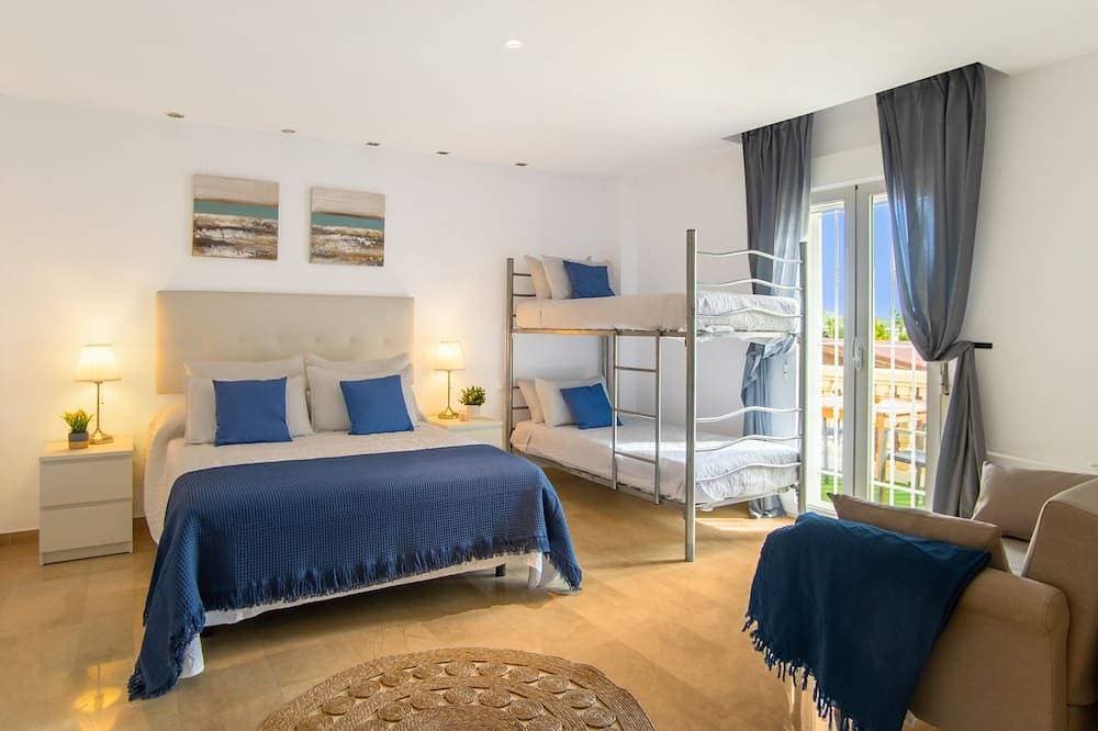 Foto 2 von 30: 6 Bedroom Luxury Villa ,6 seater Jacuzzi & heated pool . 18 guests max