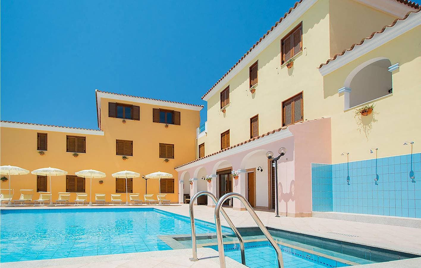 Poolside Apartment in der Nähe von Sas Linnas Siccas Beach. 1