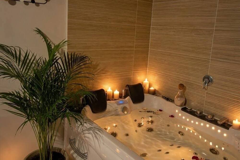 Foto 6 von 17: Suite with a private hot tub