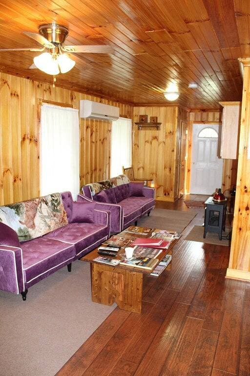 Foto 9 von 43: Malerisch eingerichtete Hütte mit einem Schlafzimmer und WIFI in der Nähe des Hungry Mother State Park