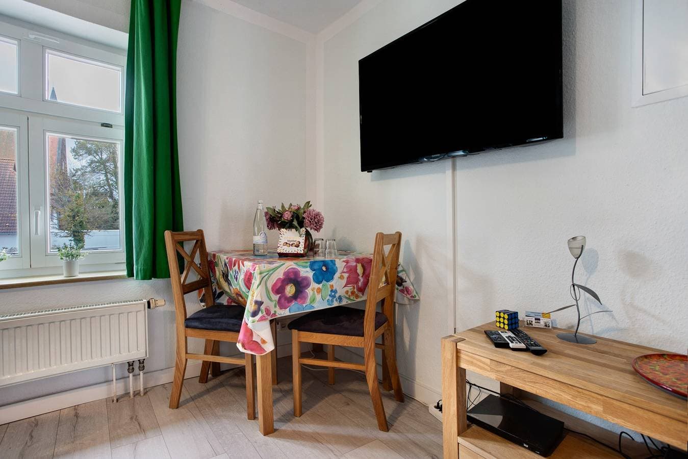 Foto 5 von 19: Einzimmerapartment 'Bäckerhus - Ferienwohnung 3' mit Gemeinschaftsterrasse und Garten
