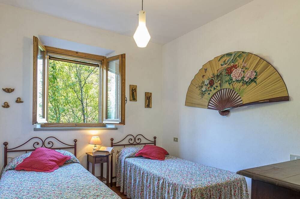Foto 6 von 30: Das Haus hat 10 Schlafplätze. Im Ergeschoß gibt es einen großes Wohnzimmer mit Kamin, eine Küche, ei