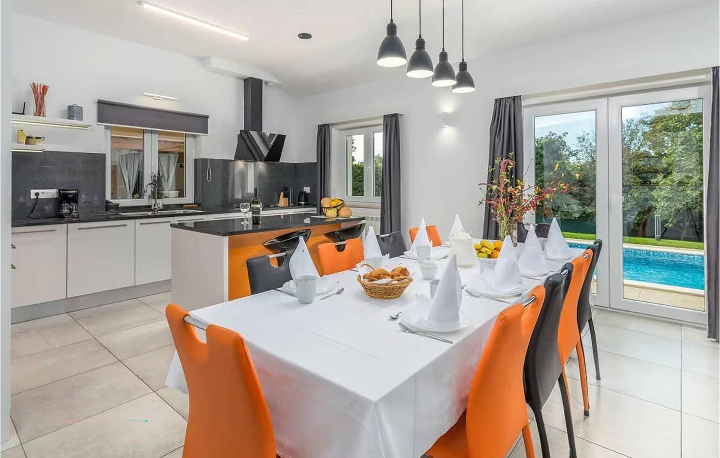 Foto 7 von 35: Modernes Apartment mit 2 Schlafzimmern, Pool und Terrasse in der Nähe des Stadtzentrums von Jakovici