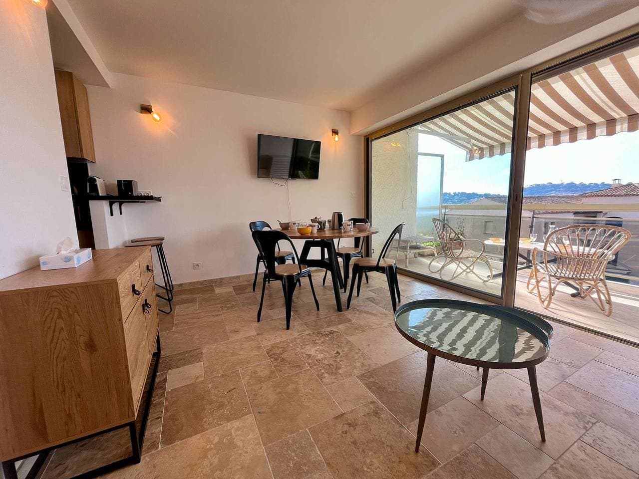 Foto 6 von 17: Modernes Studio mit Parkplatz und Klimaanlage in Cavalaire-sur-Mer