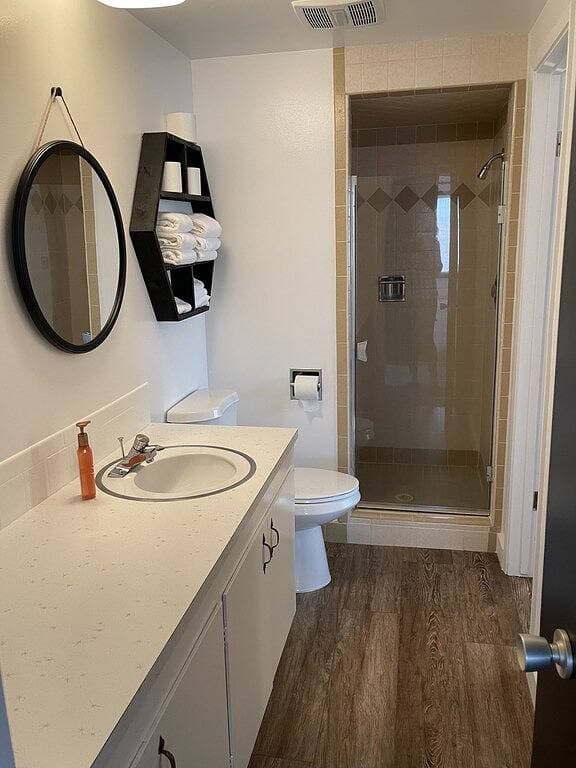 Foto 5 von 14: Downtown Retro Modern Flat, 3 blocks from the beach!