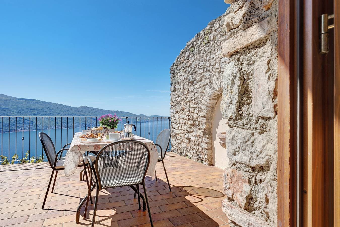 Foto 13 von 40: Ferienwohnung 'Rustico Spagnol 1' mit Seeblick, Pool und WLAN