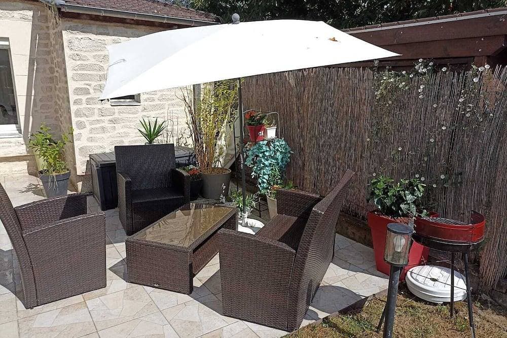 House 20 min from Paris (line h) + Cdg airport link. 5 min walk to transport. 1