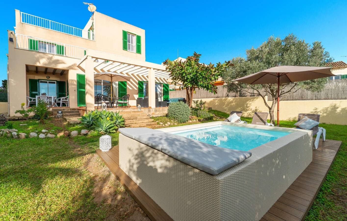 Foto 4 von 33: Meerblick-Apartment mit Pool, Terrasse & AC