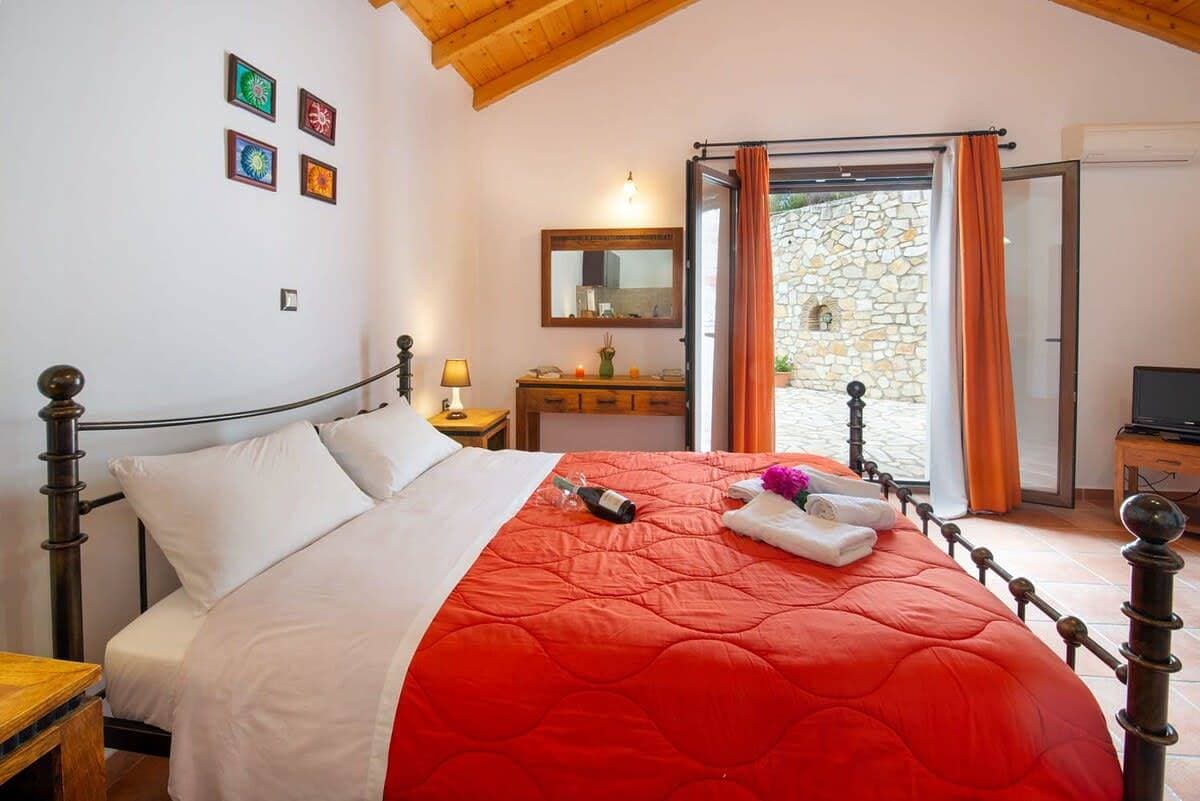 Foto 9 von 20: Kirki's Cozy Getaway - Paxoi Getaway w/ Jacuzzi