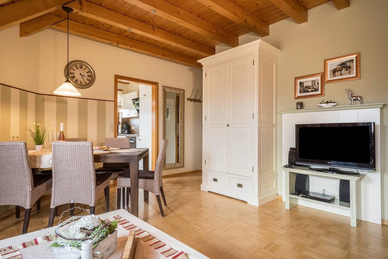 Foto 12 von 32: Charmante Ferienwohnung 5 auf dem "Trostelhof" mit Balkon