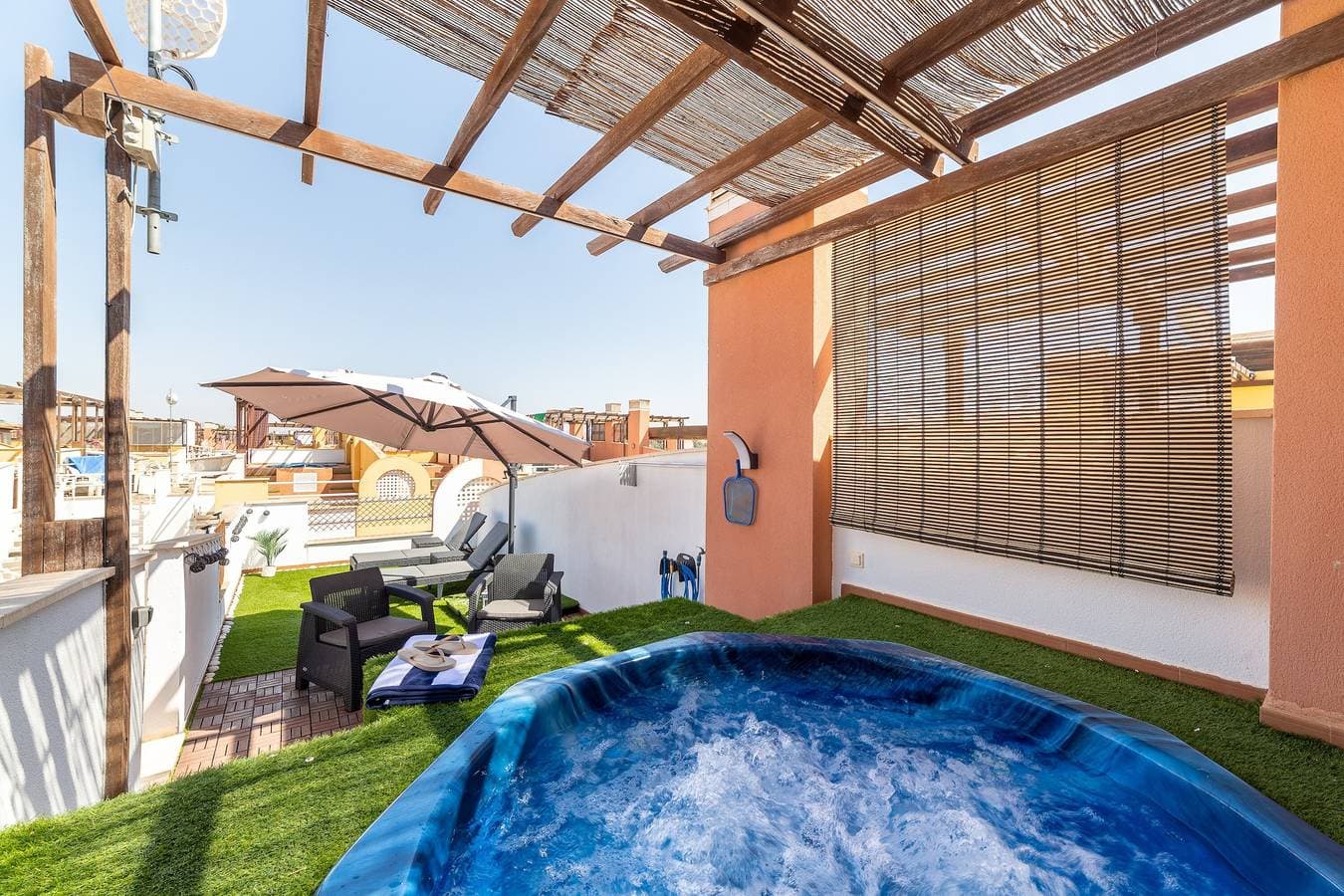 Foto 2 von 28: Apartment 'Laguna Beach Vera' mit Gemeinschaftspool und privatem Whirlpool