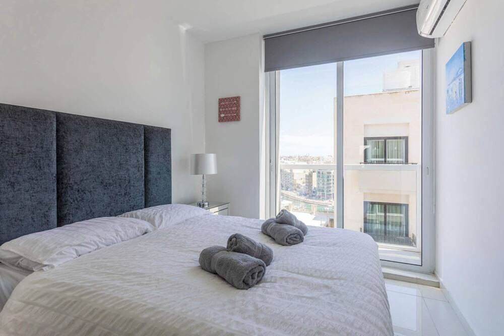 Foto 2 von 29: Terrace & Sea Views - Saint Julian's Spacious 3Br