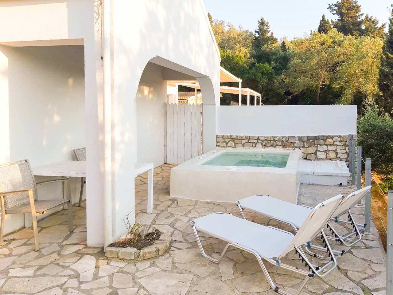Foto 8 von 20: Kirki's Cozy Getaway - Paxoi Getaway w/ Jacuzzi