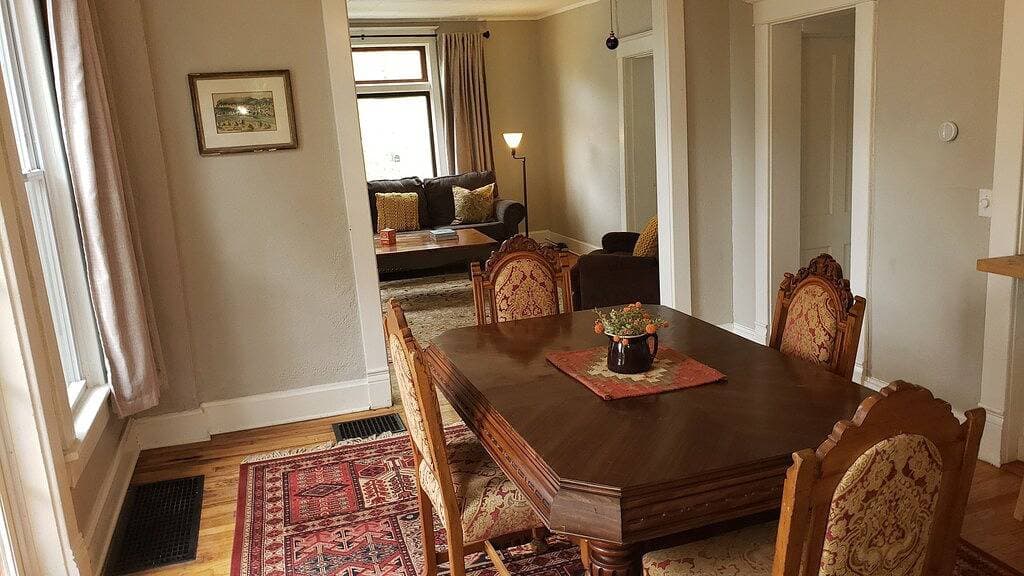 Foto 4 von 25: Spacious Victorian perfect for large groups.  Walk to Main Street!
