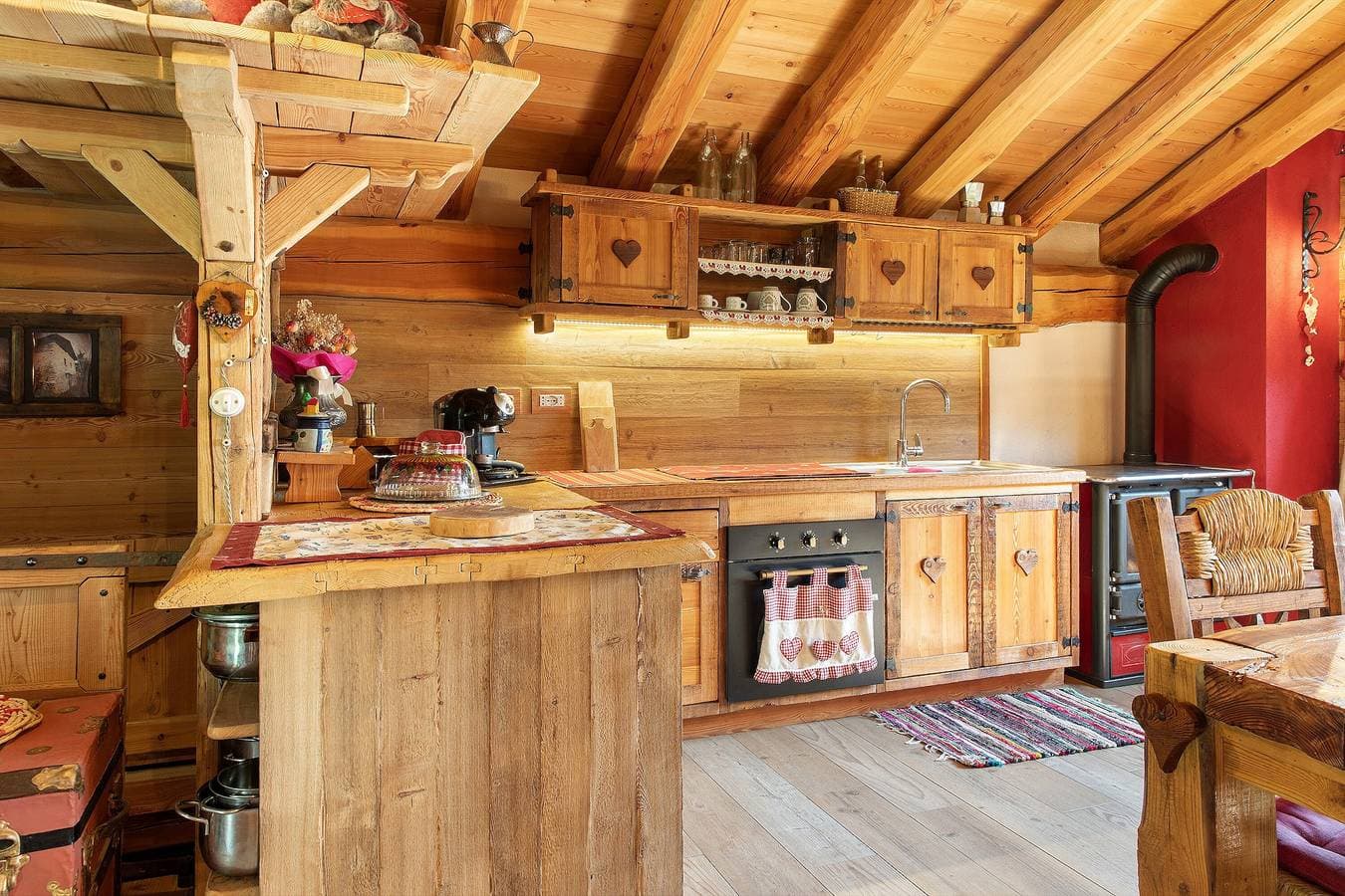 Foto 9 von 53: Apartment im Chalet 'Wohnbereich mit Deluxe-Zimmer' mit Bergblick