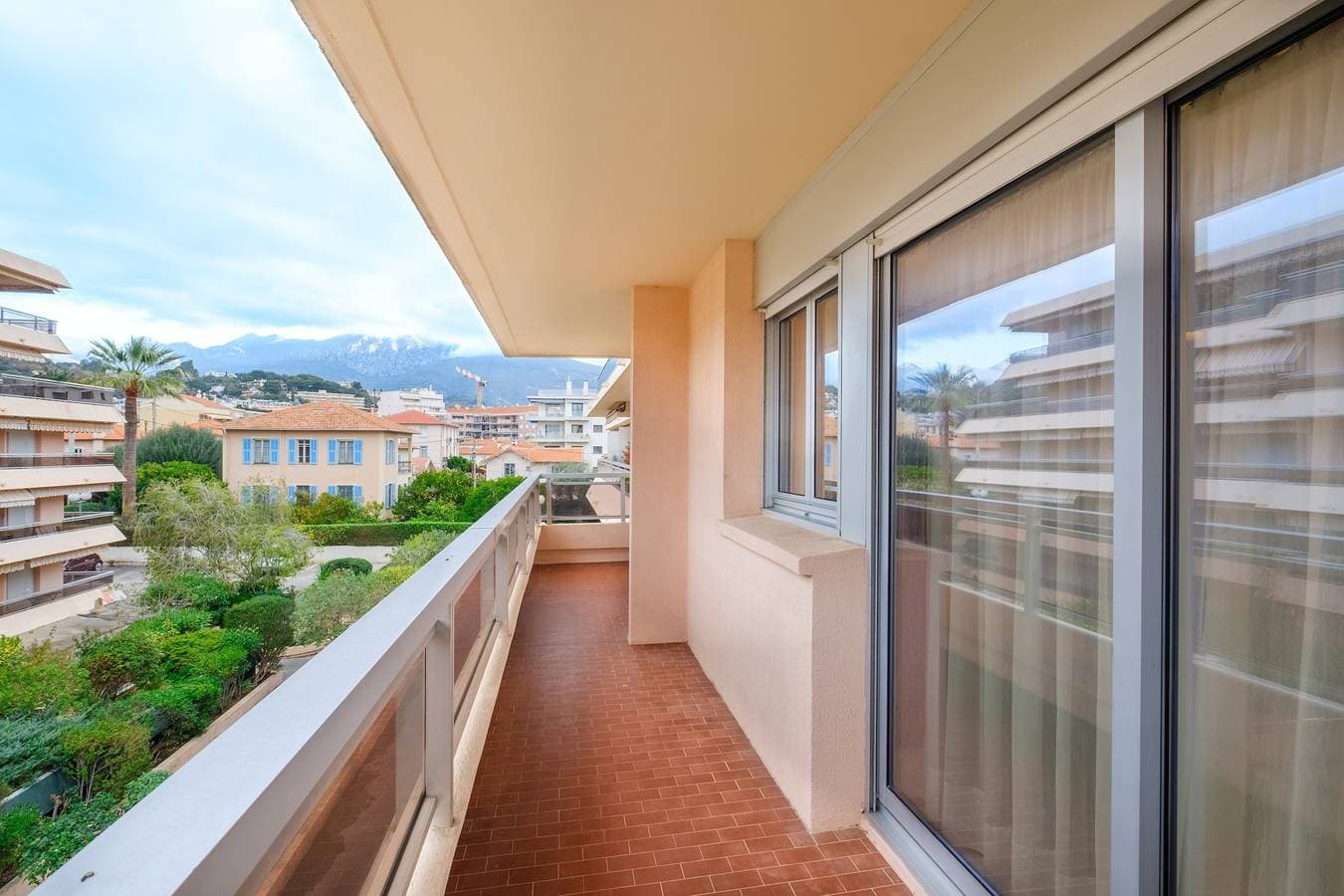 Foto 4 von 23: Einzimmerapartment 'Riviera Beach Anemone' mit Bergblick, WLAN und Klimaanlage