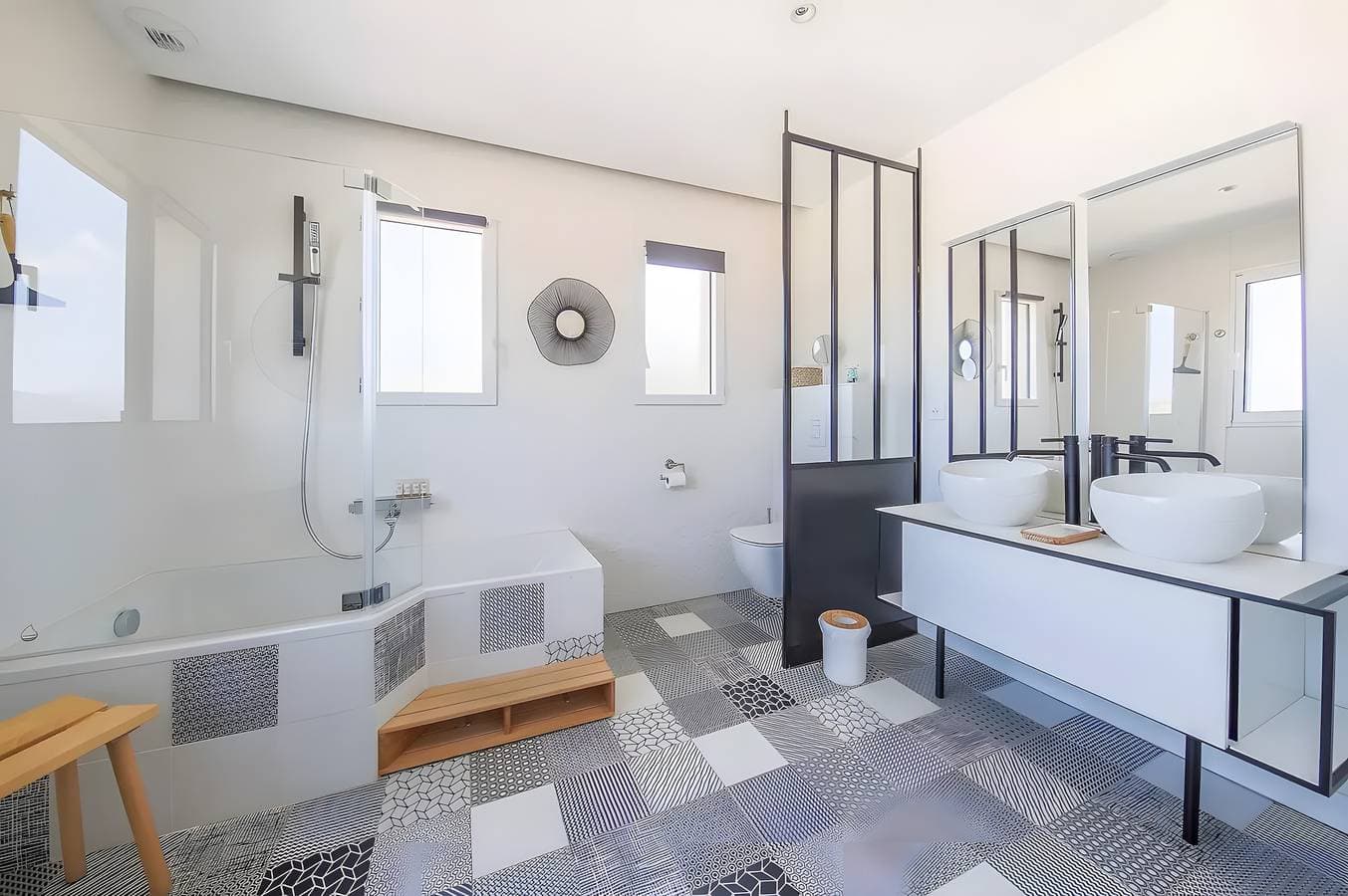 Foto 7 von 27: Gästezimmer „Chambre Atelier“ mit Meerblick, WLAN und Klimaanlage