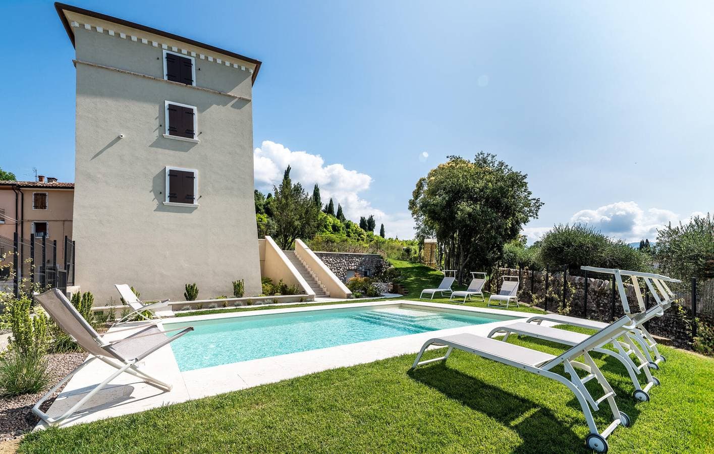 Foto 11 von 47: Ferienunterkunft mit Seeblick, AC, Pool, Parkplatz & WiFi