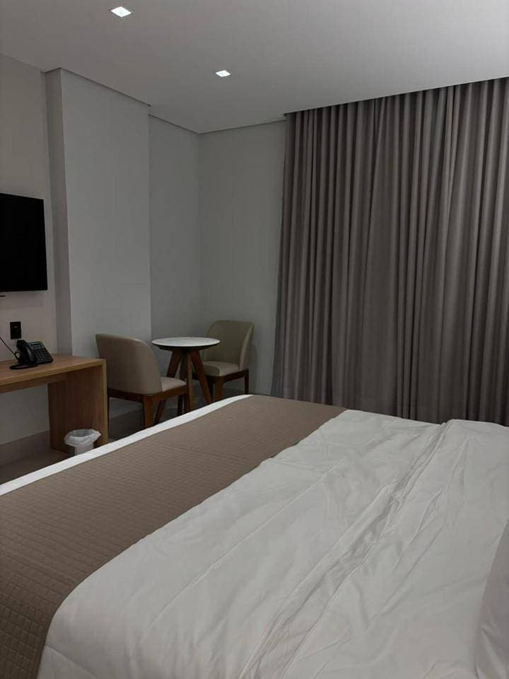Foto 11 von 13: King Room with Roll-In Shower - Disability Access