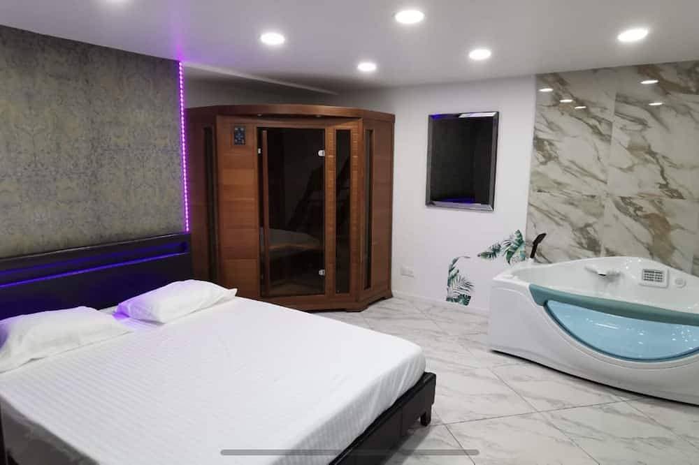Foto 8 von 13: Maison Appartement Triplex Avec Jacuzzi et Sauna
