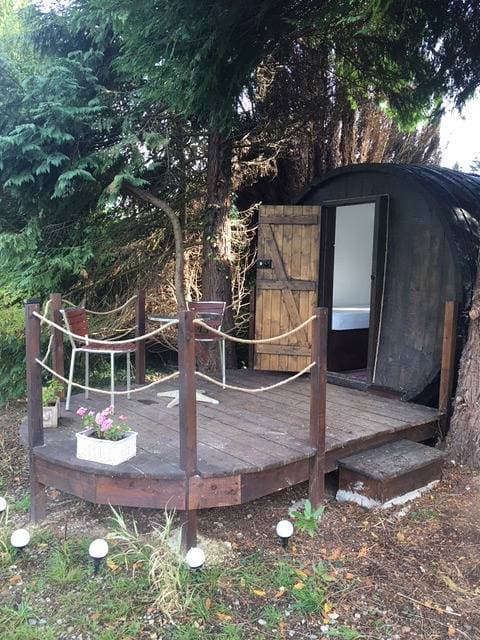 Foto 9 von 32: Blockhütte für 2 Personen mit Terrasse